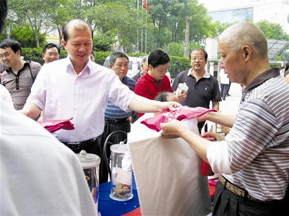 图文：副省长发放环保袋
